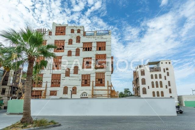 البلدة القديمة في جدة، المملكة العربية السعودية، بمنازلها الإسلامية التقليدية ذات النوافذ والشرفات الخشبية.