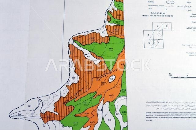 القاهرة، مصر، 2 يناير 2024: مسح تفصيلي للتربة في منطقتي حنيض وعريرة بالمملكة العربية السعودية، خرائط، تضاريس ومواقع جغرافية