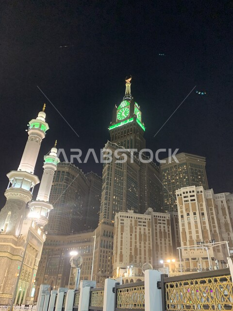 صورة جمالية ليلية لبرج الساعة في مدينة مكة المكرمة في المملكة العربية السعودية ، أبراج الحرم المكي الشريف ، بيت الله الحرام ، الحرم المكي الشريف ، معالم دينية إسلامية مشهورة في السعودية ، الفن الهندسي المعماري في السعودية