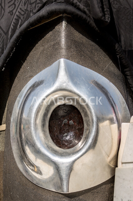 صورة مقربة للإطار الفضي للحجر الاسود في الكعبة المشرفة، الحجر الاسود، الاطار الفضي، معالم دينية اسلامية في السعودية