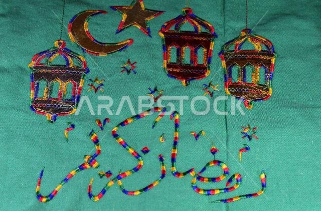 ترجمة نص عربي (رمضان كريم، رمضان كريم)، مع زينة احتفالية، هلال، نجمة، وفانوس رمضان، احتفالاً