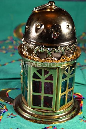 فانوس رمضان أو فانوس رمضان على خلفية خضراء كاحتفال بهيج بأيام الصيام في الدول العربية والإسلامية. فانوس رمضان أو فانوس رمضان على خلفية خضراء كاحتفال بهيج بأيام الصيام في الدول العربية والإسلامية.