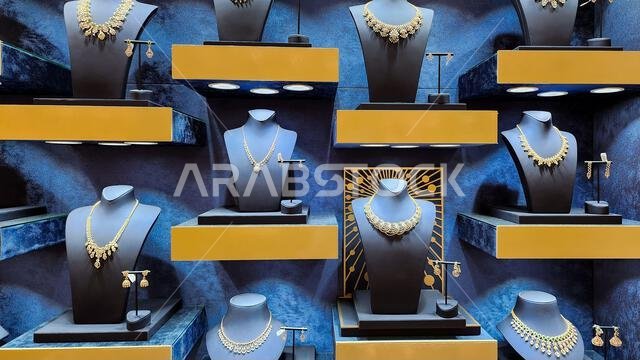 الدوحة، قطر - 12 ديسمبر 2023: مجوهرات من الذهب والماس معروضة في أحد المتاجر.