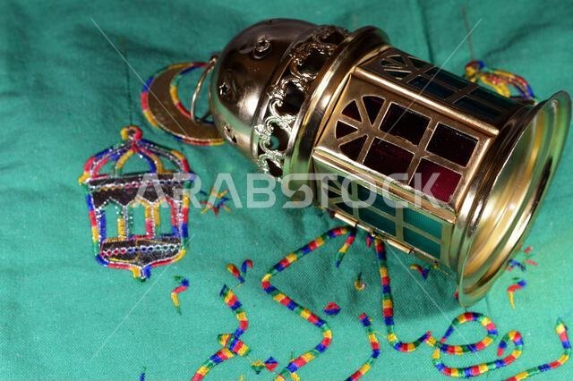 ترجمة نص عربي (رمضان كريم، رمضان كريم)، مع زينة احتفالية، هلال، نجمة، وفانوس رمضان، احتفالاً