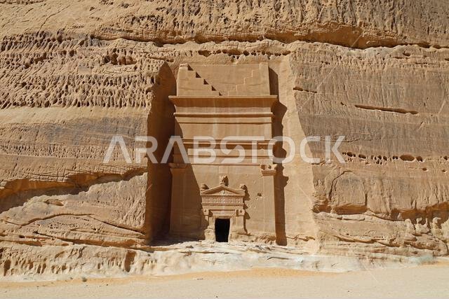 حجرة دفن نبطية منحوتة في صخرة الحجر الرملي في الحِجر بالصحراء العربية