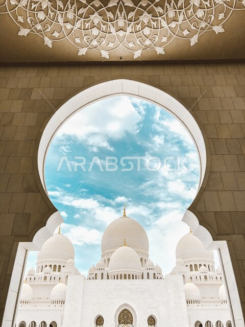 صورة مقربة من بوابة لجامع الشيخ زايد بن سلطان آل نهيان في إمارة الفجيرة بدولة الإمارات العربية المتحدة ، مسجد الشيخ زايد الكبير بالفجيرة ، العبادة والتقرب الى الله ، الفن الاسلامي المعماري ، الامارات العربية المتحدة