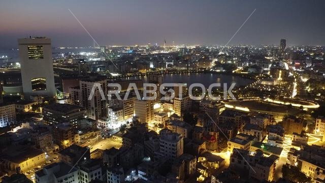 أحد أطول أعمدة الأعلام ونافورة المياه في العالم في خلفية الحي المالي بجدة