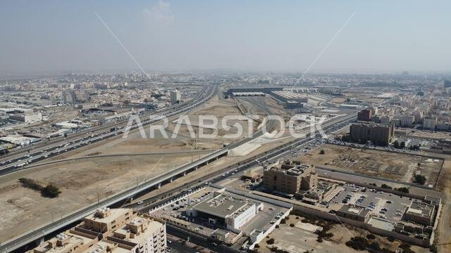 محطة قطار ضخمة ومركز نقل في مدينة جدة الساحلية الرملية