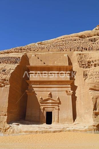 إحدى المقابر النبطية الضخمة في جبل بنات المحيطة بمدينة الحِجر القديمة