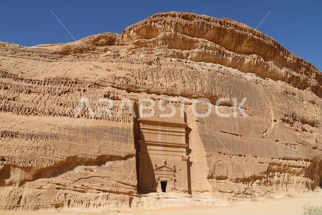 إحدى المقابر النبطية الضخمة في جبل بنات المحيطة بمدينة الحِجر القديمة