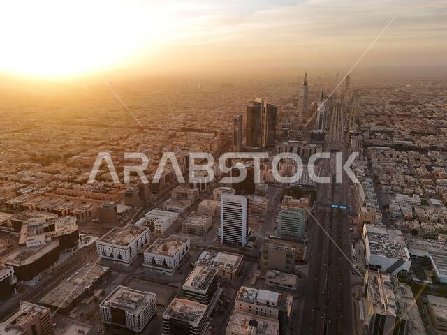 لقطة جوية بطائرة بدون طيار. المملكة العربية السعودية. الرياض. شروق الشمس. 