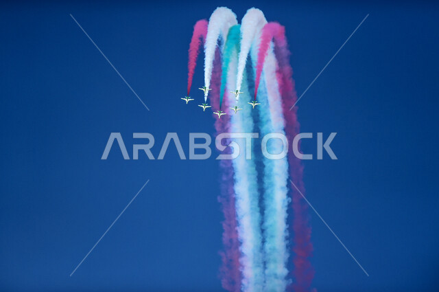 صورة جمالية لعرض جوي لطائرات سعودية تحلق في سماء المملكة العربية السعودية في إحتفالات اليوم الوطني ، عرض الطائرات لليوم الوطني السعودي ، الإحتفال بذكرى اليوم الوطني السعودي ، العيد الوطني للسعودية