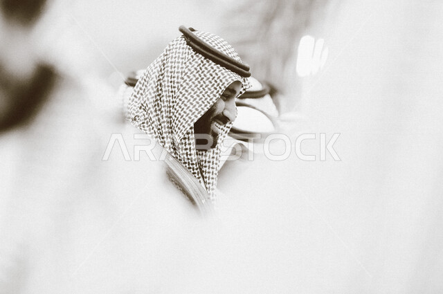 صورة بالأبيض و الأسود لصاحب السمو الملكي ولي العهد الأمير محمد بن سلمان بإيماءات وجه تدل على الإبتسامة