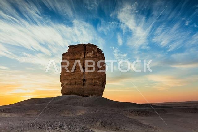 إبهام يهوذا أو إبهام الشيطان هو تكوين صخري في الصحراء بالقرب من الرياض، المملكة العربية السعودية، مع خلفية شروق الشمس.
