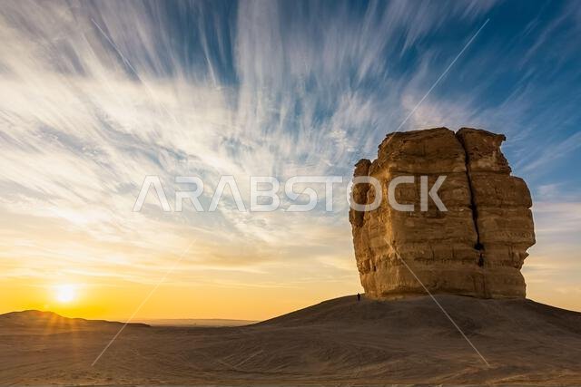 إبهام يهوذا أو إبهام الشيطان هو تكوين صخري في الصحراء بالقرب من الرياض، المملكة العربية السعودية، مع خلفية شروق الشمس.