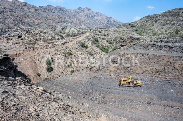 آليات ثقيلة في عملية إنشاء الطرق الجبلية في المملكة العربية السعودية