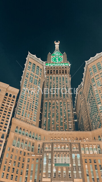 صورة جمالية من داخل الحرام المكي الشريف في مكة المكرمة ، مبنى برج الساعة الملكي ليلا ، أداء مناسك الحج والعمرة ، العبادة و التقرب الى الله ، معالم دينية اسلامية في المملكة العربية السعودية