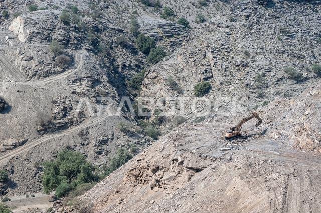 آليات ثقيلة في عملية إنشاء الطرق الجبلية في المملكة العربية السعودية