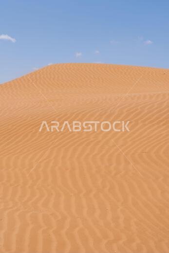 كثبان رملية مع سماء زرقاء وسحابة في المغرب. صورة عالية الجودة