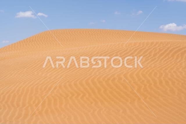 كثبان رملية مع سماء زرقاء وسحابة في المغرب. صورة عالية الجودة