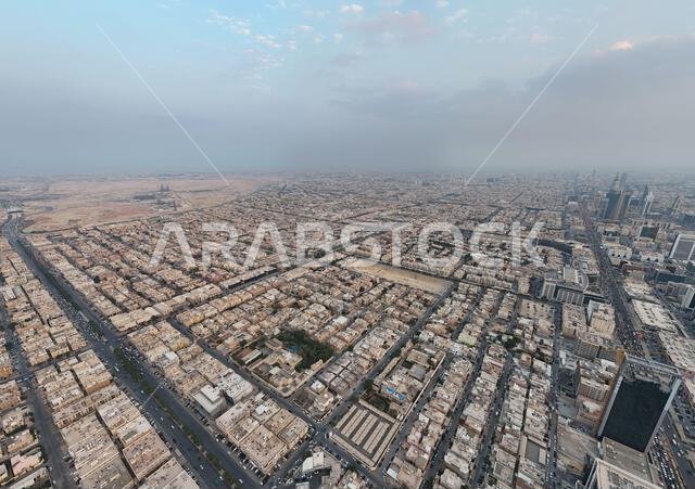 لقطة جوية بطائرة بدون طيار. المملكة العربية السعودية. الرياض. طريق. نهاراً. لقطة جوية بطائرة بدون طيار. المملكة العربية السعودية. الرياض. طريق. نهاراً.