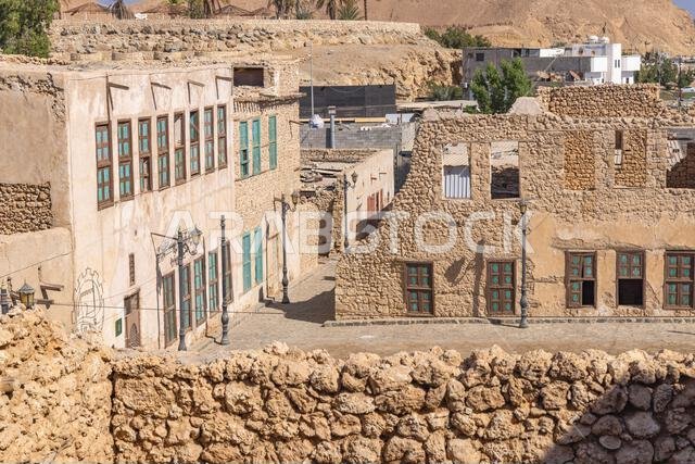 الشرق الأوسط، المملكة العربية السعودية، تبوك، دبي. مبانٍ حجرية قديمة في مدينة دبي الساحلية.