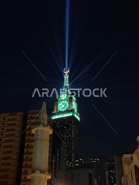 صورة جمالية ليلية لبرج الساعة في مدينة مكة المكرمة في المملكة العربية السعودية ، أبراج الحرم المكي الشريف ، بيت الله الحرام ، الحرم المكي الشريف ، معالم دينية إسلامية مشهورة في السعودية ، الفن الهندسي المعماري في السعودية