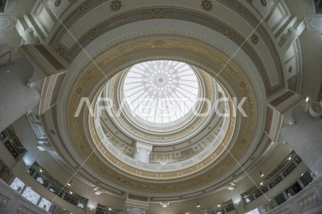 صورة للقبة والزخارف الاسلامية داخل المسجد الحرام بين الصفا والمروة في مكة المكرمة بالمملكة العربية السعودية , الهندسة الاسلامية , الشعائر الدينية .