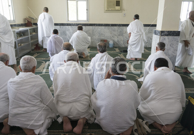 صورة للمصلين بلبس الاحرام داخل المسجد لأداء الصلاة , العبادة والتقرب الى الله , الشعائر الدينية ,  الصلاة مع الجماعة في المسجد , حجاج بيت الله .