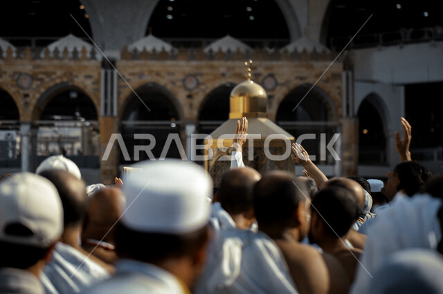 صورة للمعتمرين والحجاج يطوفون حول الكعبة المشرفة داخل المسجد الحرام بمكة المكرمة , العبادة والتقرب الى الله , اداء مناسك الحج , الشعائر الدينية , مقام ابراهيم عليه السلام .
