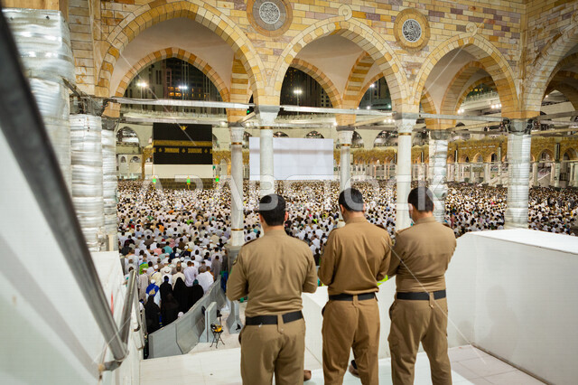 صورة للأمن داخل المسجد الحرام يؤدون الصلاة في مكة المكرمة , العبادة والتقرب الى الله , الشعائر الدينية , الخشوع والطمأنينة داخل المسجد الحرام .
