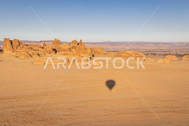 الشرق الأوسط، المملكة العربية السعودية، المدينة المنورة، العلا. منظر طبيعي قاحل في صحراء المملكة العربية السعودية، كما يُرى من منطاد الهواء الساخن.