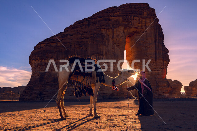 صورة إبداعية لصخرة الفيل في العلا بالمملكة العربية السعودية، جمال التكوينات الصخرية الطبيعية، صخرة الفيل في العلا، بلدة العلا القديمة، المعالم التاريخية الأثرية السياحية في السعودية، السياحة في السعودية , حياة البدو في صحراء السعودية .