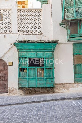 الشرق الأوسط، المملكة العربية السعودية، مكة المكرمة، جدة، البلد. منزل حجازي تقليدي على شكل برج بنوافذ وشرفات خشبية على طراز روزان.