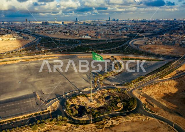صورة من أعلى لأكبر سارية علم في منطقة الدرعية في مدينة الرياض بالمملكة العربية السعودية , تصوير جوي لسارية العلم في مدينة الرياض نهاراً , صورة لسارية ميدان الملك سلمان بالدرعية , أطول سارية علم بالسعودية