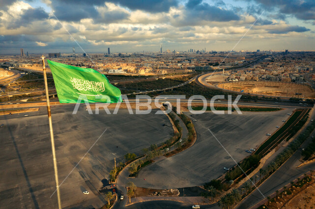 صورة من أعلى لأكبر سارية علم في منطقة الدرعية في مدينة الرياض بالمملكة العربية السعودية , تصوير جوي لسارية العلم في مدينة الرياض نهاراً , صورة لسارية ميدان الملك سلمان بالدرعية , أطول سارية علم بالسعودية