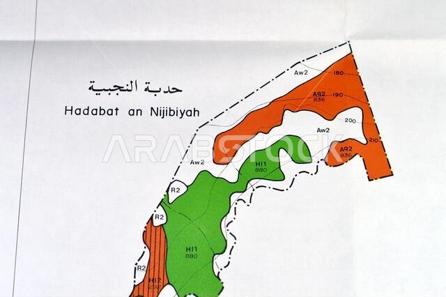 القاهرة، مصر، 2 يناير 2024: مسح تفصيلي للتربة في منطقتي حنيض وعريرة بالمملكة العربية السعودية، خرائط، تضاريس ومواقع جغرافية