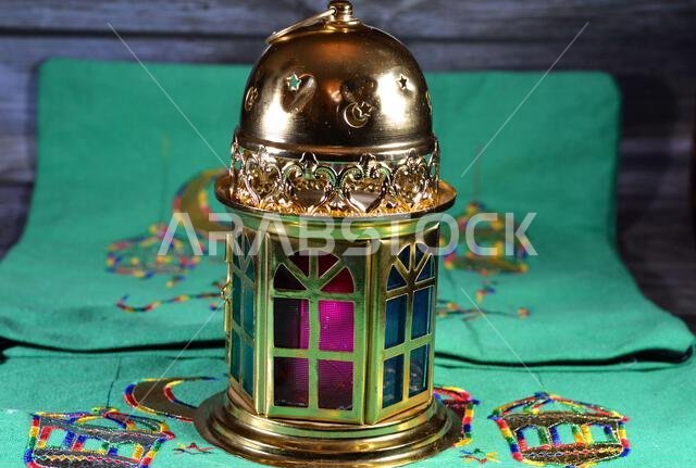 فانوس رمضان أو فانوس رمضان على خلفية خضراء كاحتفال بهيج بأيام الصيام في الدول العربية والإسلامية.