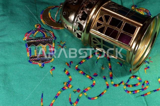 ترجمة نص عربي (رمضان كريم، رمضان كريم)، مع زينة احتفالية، هلال، نجمة، وفانوس رمضان، احتفالاً