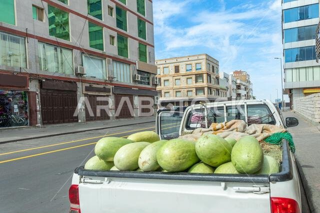 سيارة صغيرة محملة بالبطيخ في أحد شوارع منطقة وسط مدينة جدة، المملكة العربية السعودية