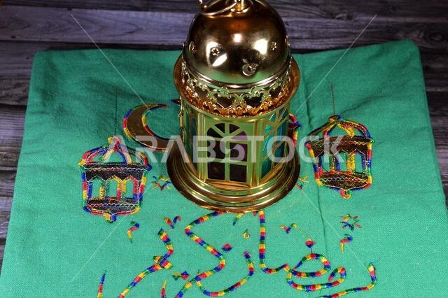 ترجمة نص عربي (رمضان كريم، رمضان كريم)، مع زينة احتفالية، هلال، نجمة، وفانوس رمضان، احتفالاً