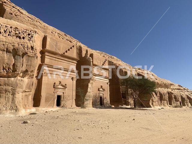 تقع مقابر الحِجر (المعروفة أيضًا باسم مدائن صالح أو الحجر) بالقرب من العلا بالمملكة العربية السعودية.