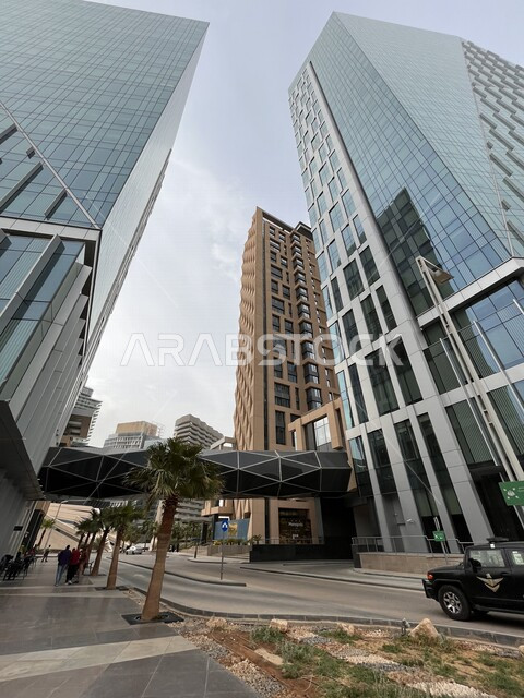 صورة بزاوية من الاسفل لمركز الملك عبدالله المالي ( كافد ) في الرياض بالمملكة العربية السعودية، الأبراج وناطحات السحاب، معالم الرياض المشهورة، الفن الهندسي المعماري بالسعودية، السياحة في السعودية