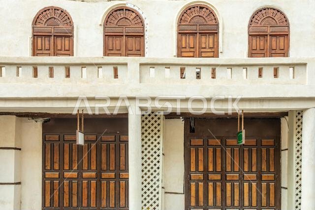 بيت إسلامي تقليدي في البلدة القديمة بجدة، المملكة العربية السعودية، بأبواب ونوافذ خشبية