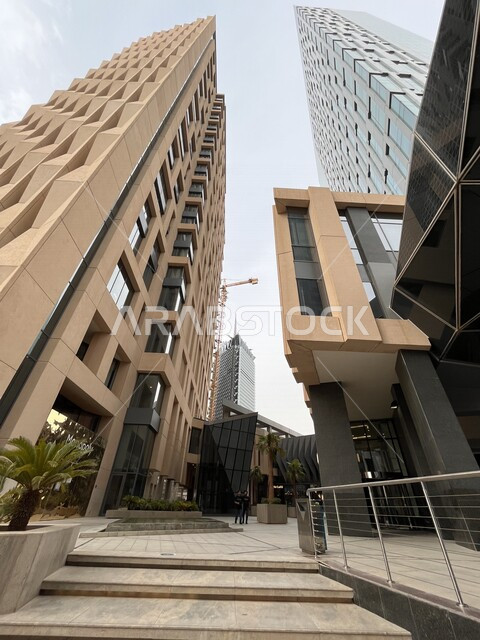 صورة بزاوية من الاسفل لمركز الملك عبدالله المالي ( كافد ) في الرياض بالمملكة العربية السعودية، الأبراج وناطحات السحاب، معالم الرياض المشهورة، الفن الهندسي المعماري بالسعودية، السياحة في السعودية