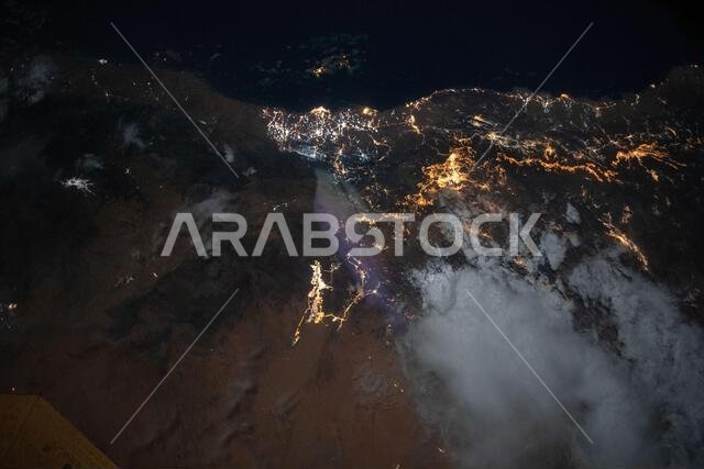 التقطت محطة الفضاء الدولية صوراً لأضواء مدينة جازان وضواحيها على ساحل الخليج العربي في المملكة العربية السعودية خلال مرور ليلي مداري في 5 مايو 2020، بما في ذلك محمية جزيرة فرسان البحرية قبالة الساحل.