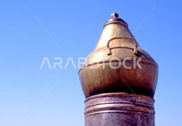 قدر معدني لتحضير طبق الفول على النار، وهو شائع الاستخدام في دول الشرق الأوسط.