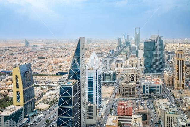 صورة جوية بانورامية لوسط مدينة الرياض مع ناطحات السحاب في منطقة العليا التجارية المركزية، الرياض، المملكة العربية السعودية