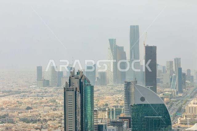 صورة جوية بانورامية لوسط مدينة الرياض مع ناطحات السحاب في منطقة العليا التجارية المركزية، الرياض، المملكة العربية السعودية