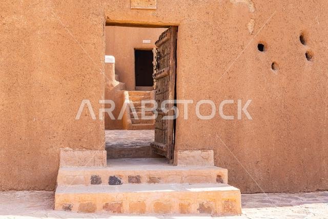 الشرق الأوسط، المملكة العربية السعودية، منطقة حائل، حائل. 14 نوفمبر 2023. درج ومدخل في قصر قشلة.